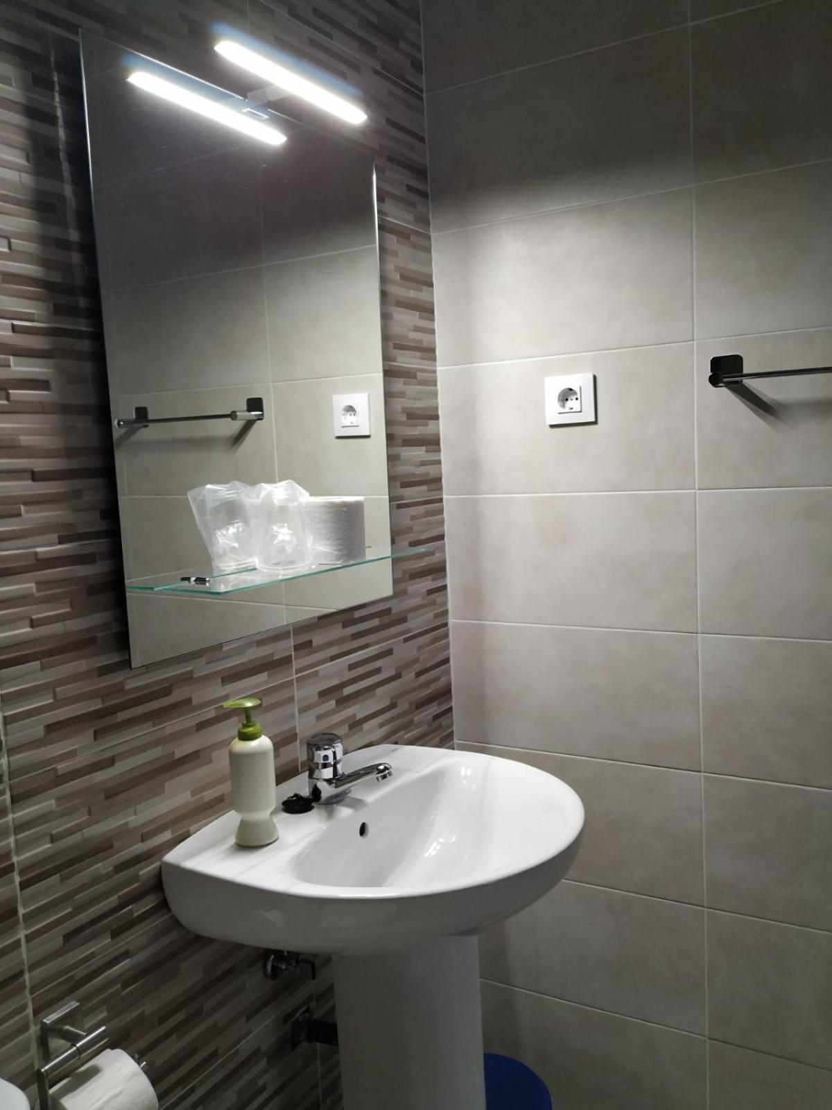 Hostal Cuatro Torres Мадрид Екстериор снимка