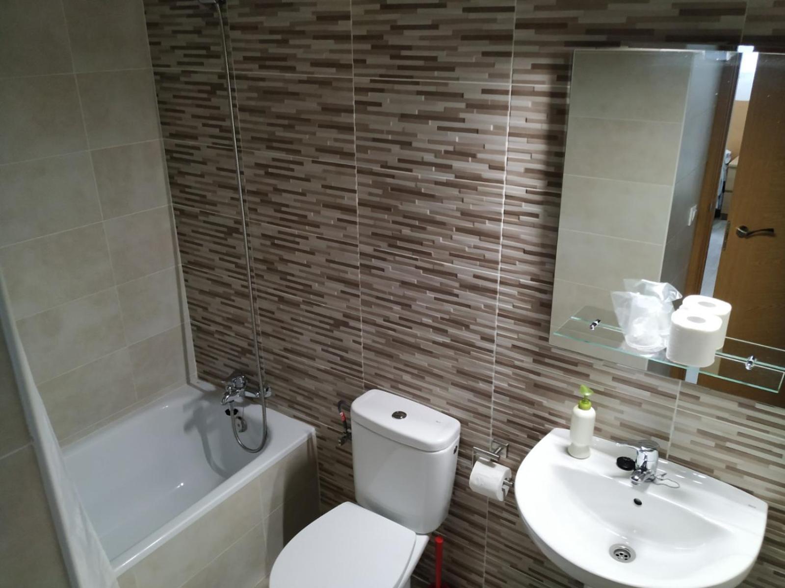 Hostal Cuatro Torres Мадрид Екстериор снимка
