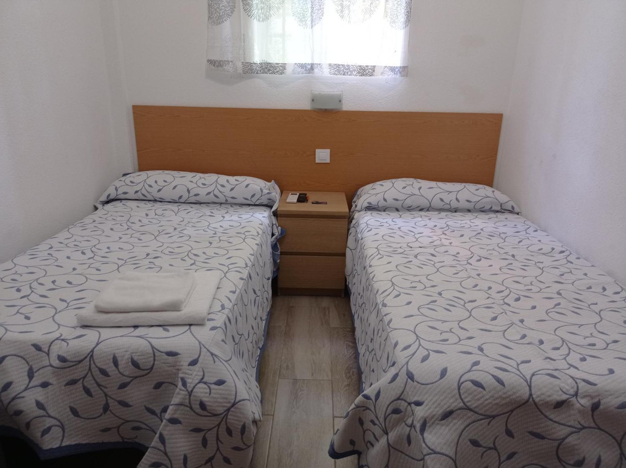 Hostal Cuatro Torres Мадрид Екстериор снимка